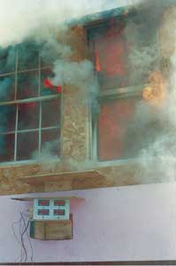 (5) An energy-efficient window (EEW) test fire at the Rockland County (NY) Fire Training Center shows a vinyl sash EEW on the right melting just prior to most of its glass falling out. The single-pane wood-frame window at left retained its integrity much longer than the EEW. When large pieces of the window fell out, air rushed in, and the fire quickly reached flashover.