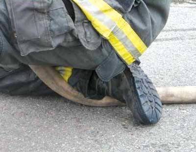 (5). Attention must be paid to keeping the hose pinned. 