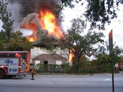 (1) Fort Lauderdale Engine 46 arrives at a house fire