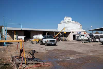 (1) In this undated insurer photo taken from the southeast vantage, the West Fertilizer Plant is seen during a regular day of operations Texas State Fire Marshal's Office.</i></noscript>)”></td>
</tr>
<tr>
<td align=