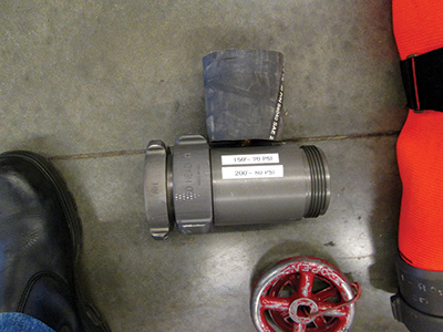 (1) The inline gauge is labeled for standpipe stretches of 2½-inch hose: 70 psi for three lengths and 80 psi for four lengths. Note how the gauge is protected. (<i></noscript>Photo by Edwin Barbosa.</i>)”></td>
</tr>
<tr>
<td align=