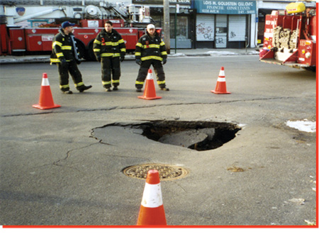 (2) Keep all but the most necessary personnel away from the edge of the sinkhole.