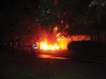 (1) Scenario 1: the initial location of the fire on side B. Note the hoseline is stretched past the exterior fire to side C.<i></noscript> [Photos 1-3 courtesy of the Salisbury (MD) Fire Department.]</i> “></td>
</tr>
<tr>
<td align=