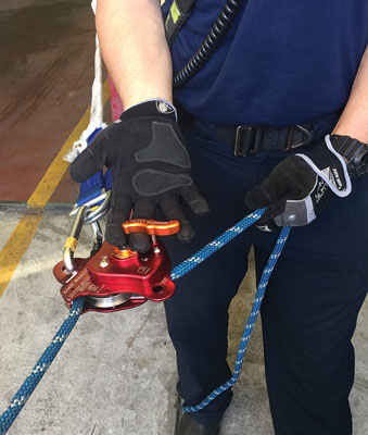 (14) A multipurpose device used to lower the rescuer. 