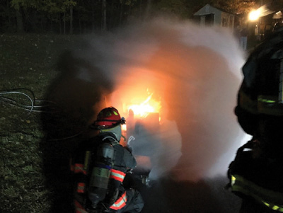 (4) Firefighters prepare to use a fog stream to control the fire and shut off the valve to extinguish the fire.