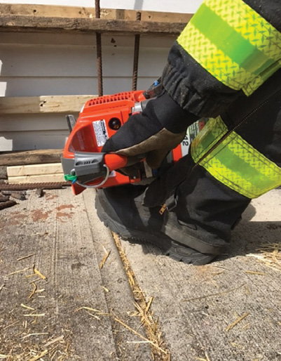 (3) Lifting the front of the boot will allow you to operate at different heights and help support the saw.