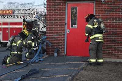 (1) Each firefighter must have the tools and equipment required for his task and be ready with the officer at the entry point. (Photo by author.)