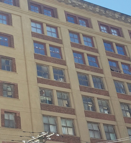 (1) Even before firefighters enter this building, the windows are “talking” to them. The top three floors may indicate a change of more than a window upgrade, while the old window frames below indicate what? Until a fire company performs a building recon to gather intelligence, fireground safety remains in jeopardy. (Photo by author.)