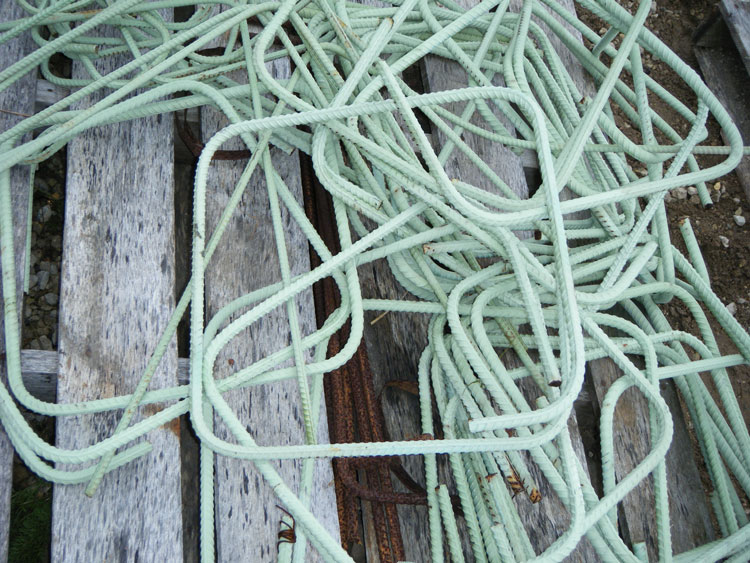 Rebar stirrups that have been coated with an epoxy compound