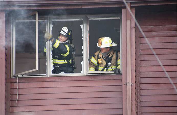 Chief officers from visiting teams must be well-prepped to serve as division commanders. A Jersey City (NJ) Fire Department battalion chief commands his department’s companies and those from North Hudson (NJ) Regional Fire & Rescue in an exposure unit at this multiple alarm in a North Bergen, New Jersey, townhouse complex fire. 