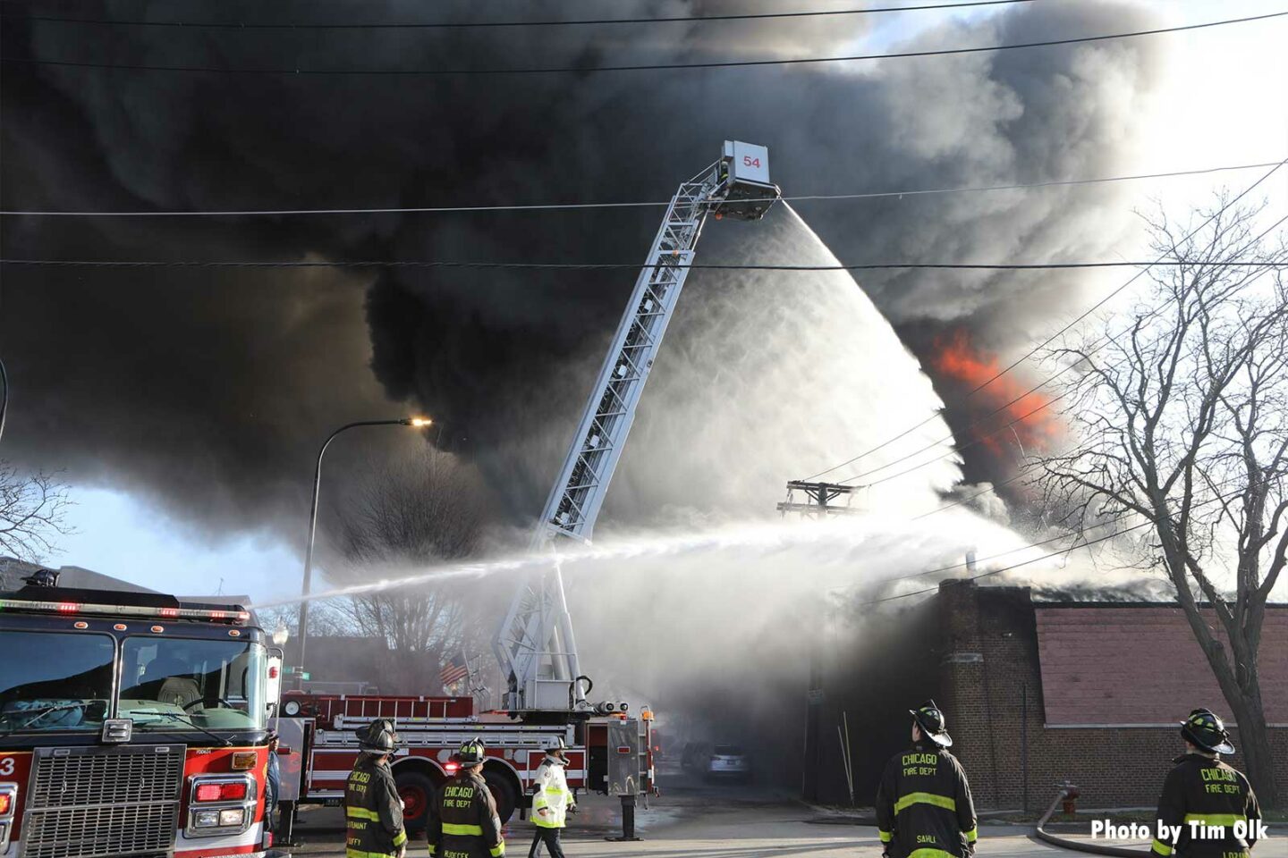 Multiple elevated streams as Chicago firefighters battle commercial fire